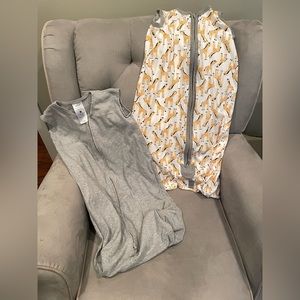 2 sleep sacks Burt’s bees and halo size large 12-18 months giraffe print gray